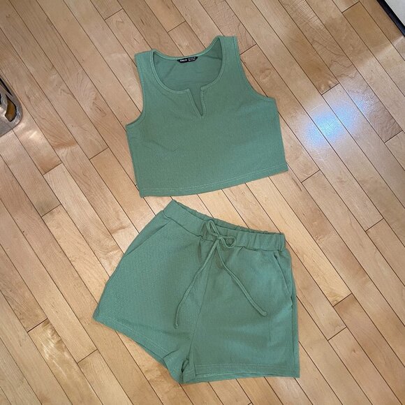 2 Piece SHEIN Shorts & Crop Top Set - size XS - Picture 3 of 7